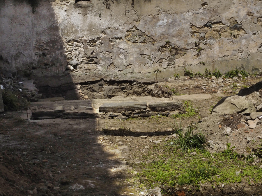 Hallan vestigios de la muralla medieval de Ferrol en los sondeos de una obra