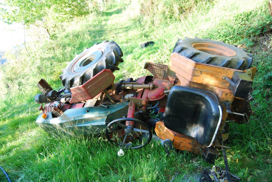 El septuagenario fallecido en San Sadurniño perdió el control del tractor en la maniobra marcha atrás