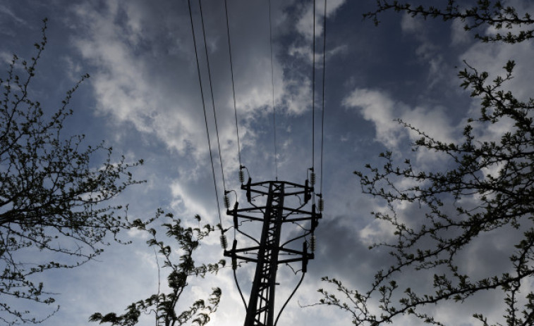 Bruselas estudiará “con urgencia” el plan ibérico para bajar la luz