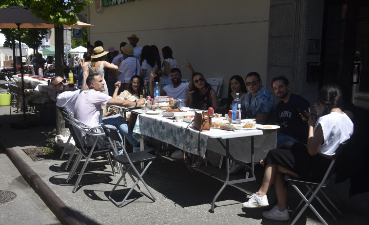 Canido cierra la Festa dos Maios con música y una comida en la calle
