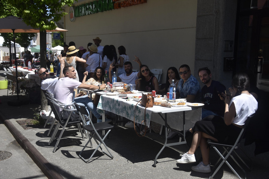 Canido cierra la Festa dos Maios con música y una comida en la calle