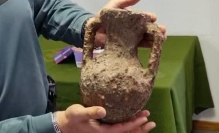 Una vecina de Pontedeume entrega una vasija romana a la Guardia Civil