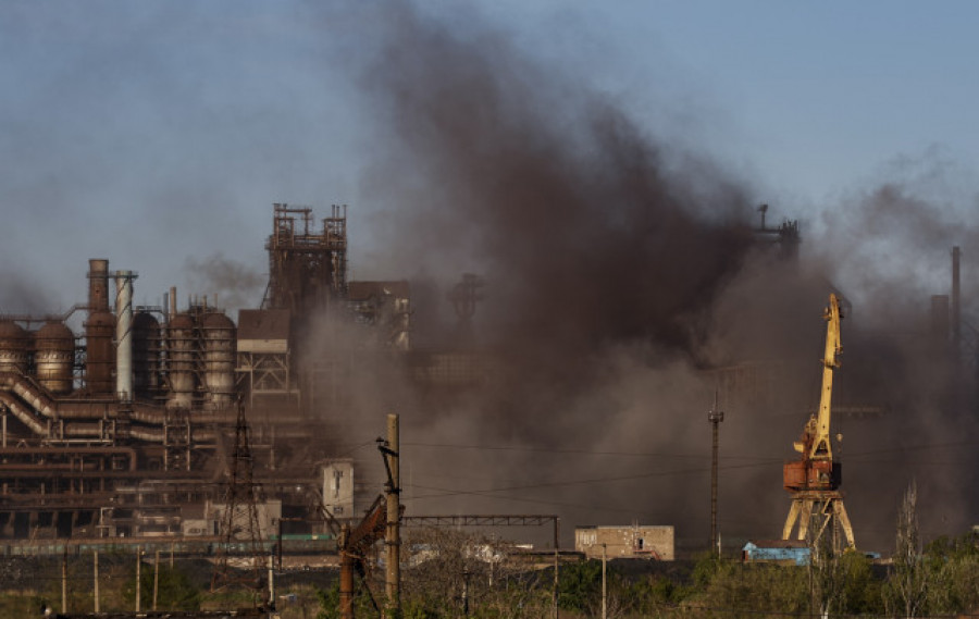 Piden a la ONU y la Cruz Roja facilitar la salida de los heridos en Azovstal