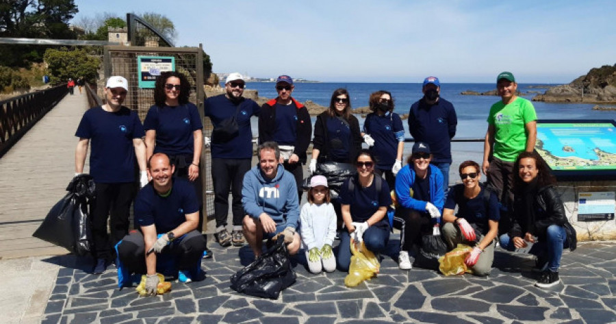 Empleados de Endesa de A Coruña y As Pontes realizan una limpieza en el entorno del Ceida