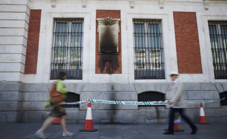 Queman la placa y la corona de los Héroes del 2 de mayo de la Puerta del Sol