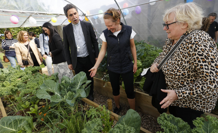 La huerta ecológica de Cáritas enseña su cosecha al vecindario