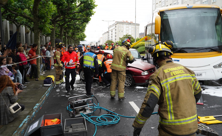 Los cuerpos de seguridad atienden un grave accidente simulado entre tres coches y un autobús