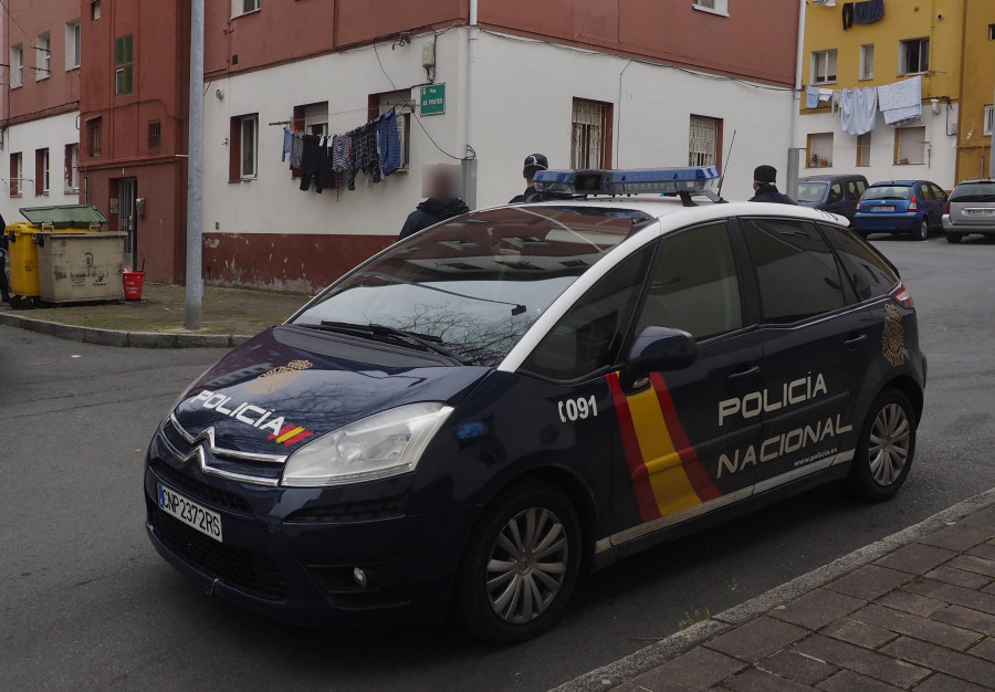 La Policía Nacional apresa en Ferrol al líder de una red de estafadores por internet