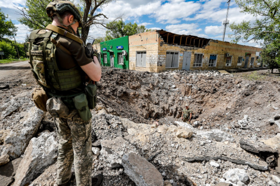 Zelenski califica de "infierno" situación en Donbás, donde aumenta la presión