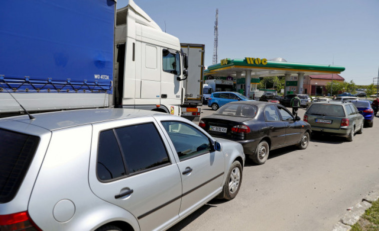 Largas colas y precios caros en las pocas gasolineras abiertas en Ucrania