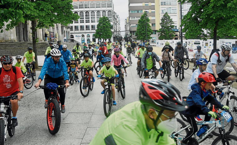 Una marcha ciclista popular pone fin a los actos de la Semana da Seguridade Viaria
