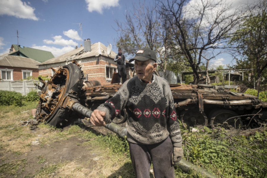 El regreso a la aldea en Ucrania aunque aún se sientan las bombas