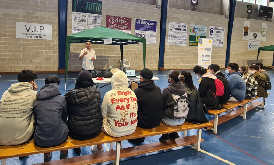 Jornada informativa en el pabellón de As Lagoas para 150 estudiantes de centros de Narón