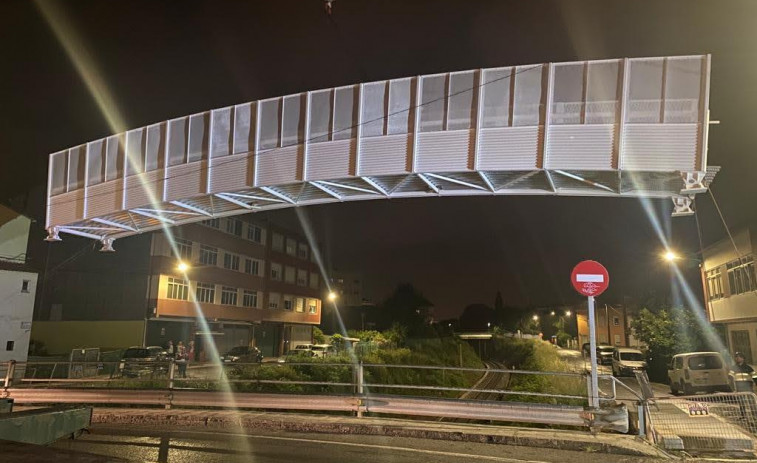 La pasarela peatonal sobre la vía del tren en la avenida Santa Icía de Narón ya está instalada