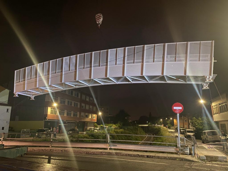 La pasarela peatonal sobre la vía del tren en la avenida Santa Icía de Narón ya está instalada