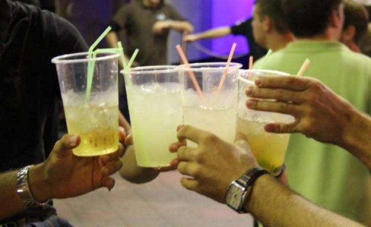 Discotecas de Cataluña repartirán tapas de vasos para evitar agresiones sexuales con drogas