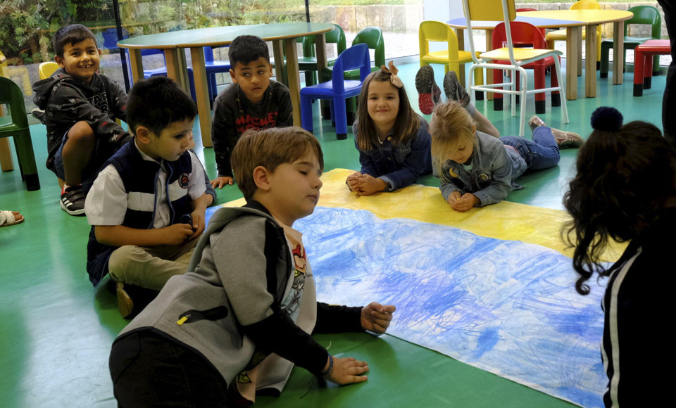 Varios niños disfrutan de una de las actividades propuestas en los campamentos de verano del Concello de Ferrol