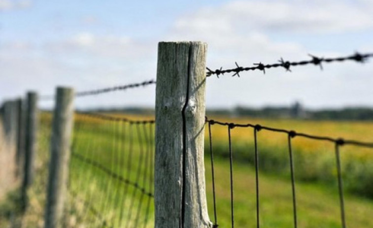 Rescatan a un vecino de Mondoñedo atrapado en un alambre de picos cuando atravesaba una zona de prados