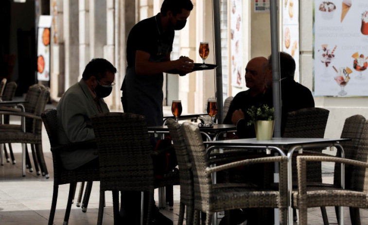Reducir mesas y horario: hosteleros gallegos suplen así la falta de camareros