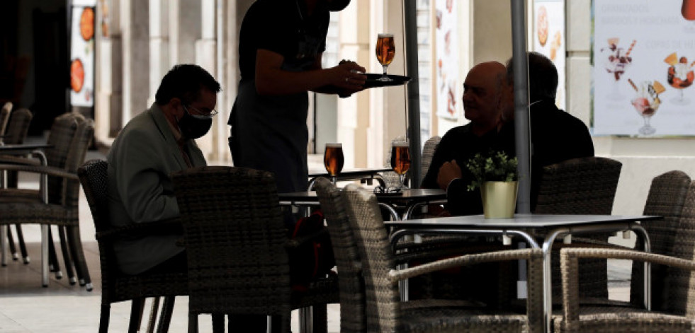 Reducir mesas y horario: hosteleros gallegos suplen así la falta de camareros