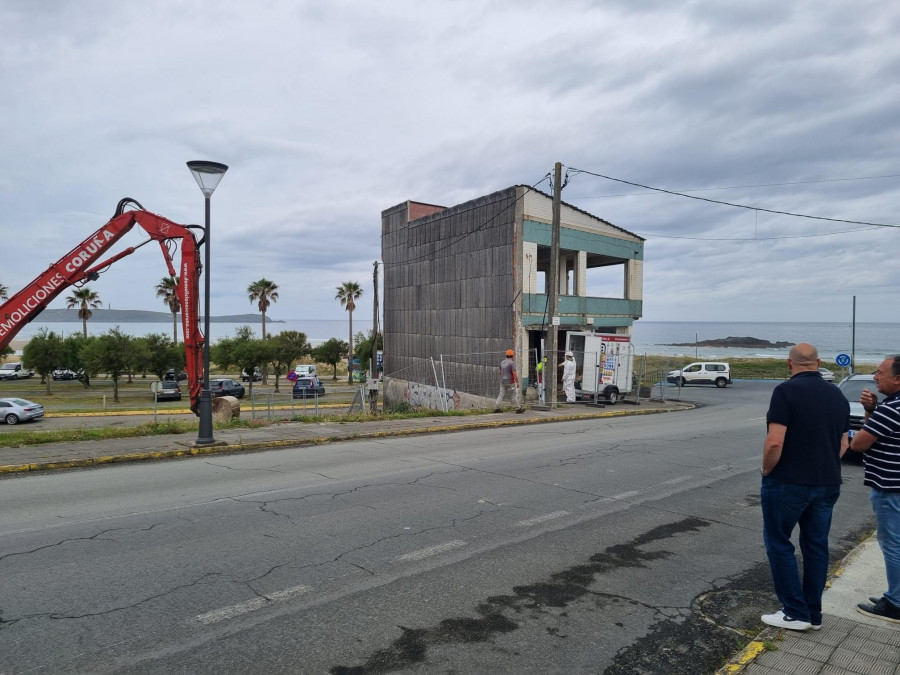 Valdoviño comienza las tareas de demolición del antiguo bar Siroco de A Frouxeira