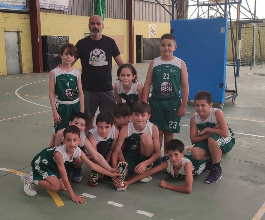 El Grupo Tecnolu00f3gico Artabria premini, con el tu00e9cnico Titu00ed Domu00ednguez