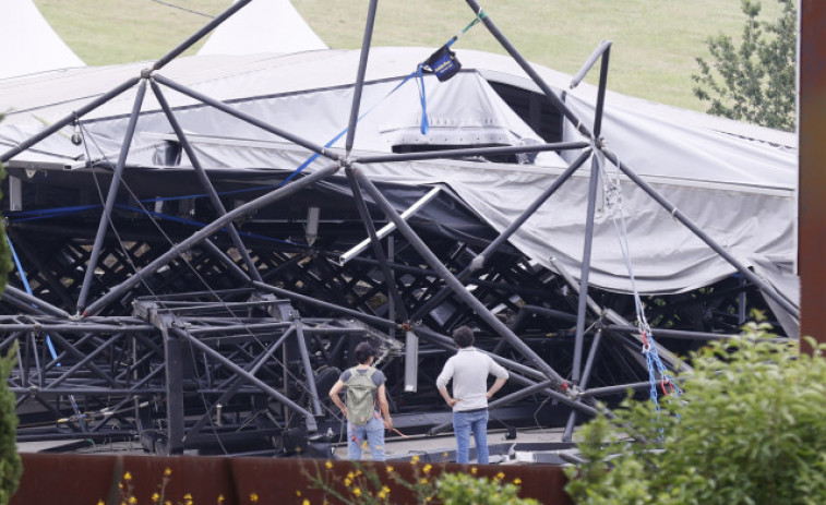 Tres operarios permanecen ingresados, uno de ellos en UCI, tras el derrumbe del escenario de O Son do Camiño