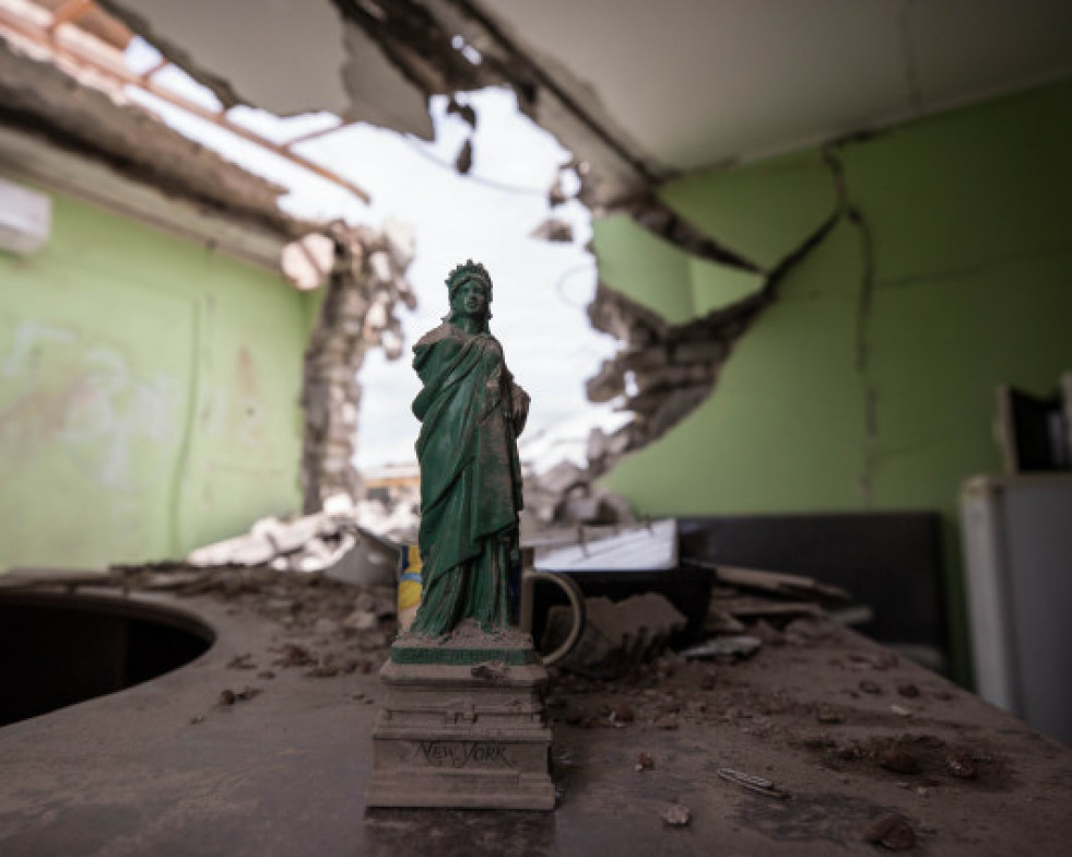 Miniatura de la estatua de La Libertad sin brazos en medio de los restos de una fábrica cerca del frente de batalla Jarkov