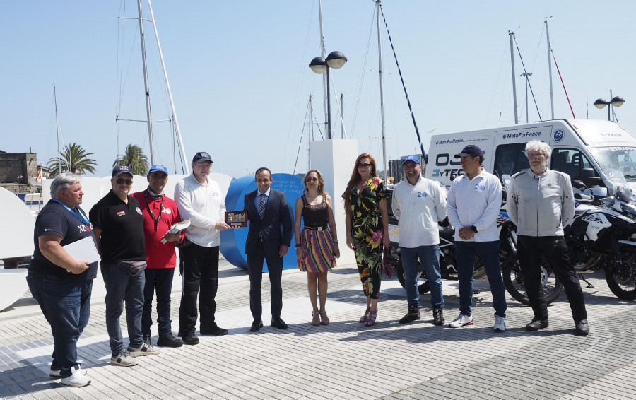 Los peregrinos de la ONG Moto for Peace llegaron al puerto de Curuxeiras desde Roma