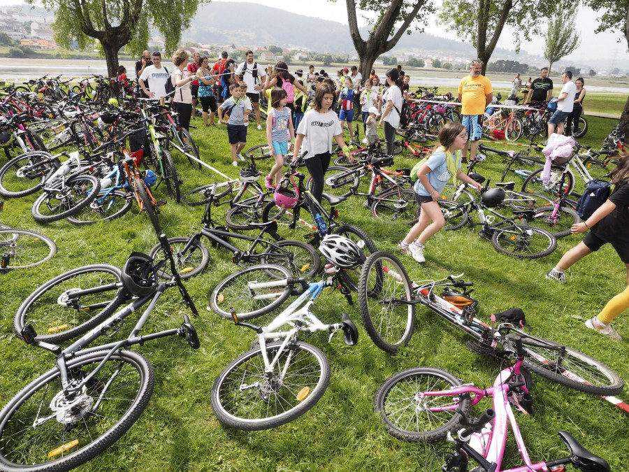 Más de 1.200 escolares de Narón participaron ayer en la tradicional Marcha Ciclista