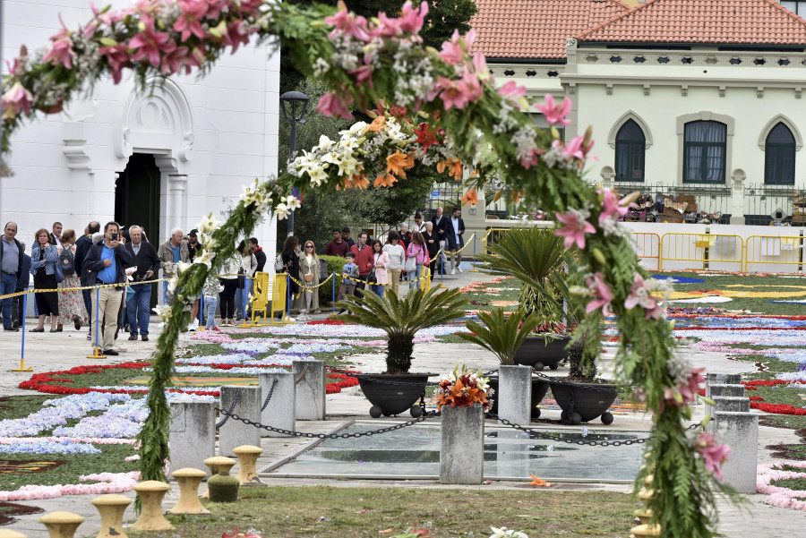 Alfombras florales, libros, artesanía, motor y gastronomía en una intensa jornada marcada por la lluvia