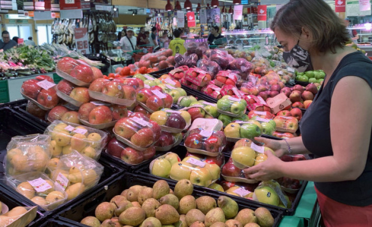 La fuerte subida de la fruta  de verano cambia la cesta  de la compra de los hogares