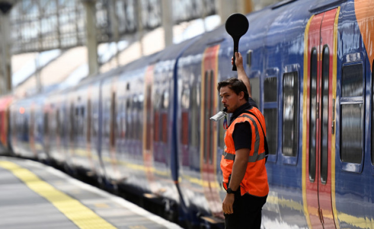 Estaciones de trenes y metro cerradas por la mayor huelga británica en 30 años