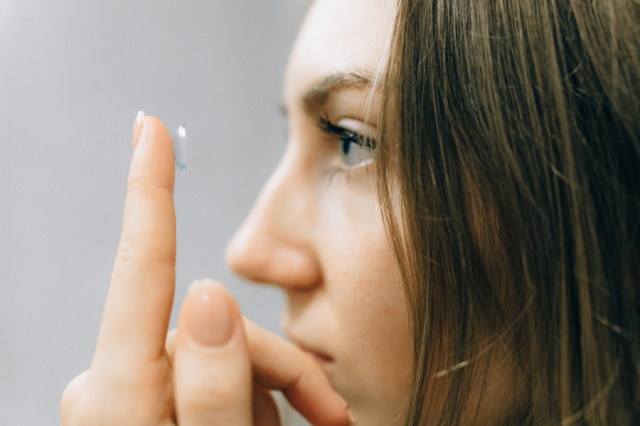 Investigadores vigueses diseñan unas lentillas que permiten detectar enfermedades
