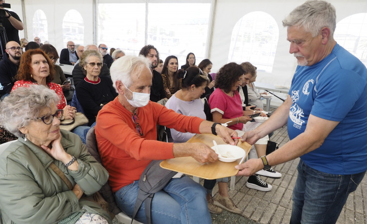 El bacalao de la Pysbe protagonizó una clase de alta cocina en el entorno del muelle de Curuxeiras