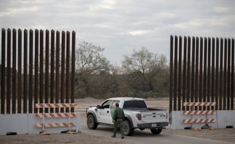 Encuentran a 46 inmigrantes muertos y 16 heridos en un camión en Texas