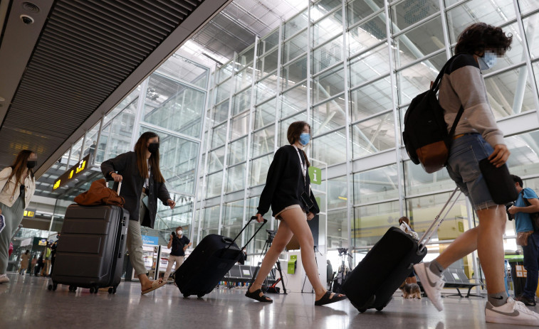 El aeropuerto de Santiago vuelve a operar tras arreglar el desperfecto en la pista