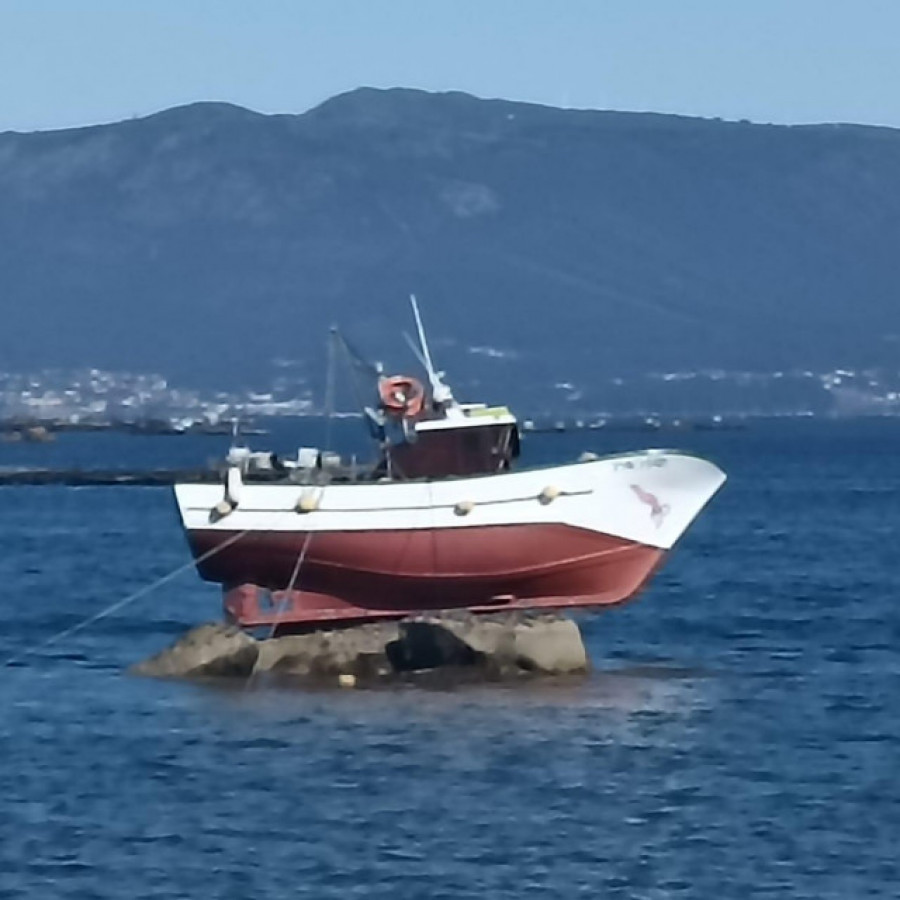 Un barco en alto como preludio a un verano de coches en las rampas