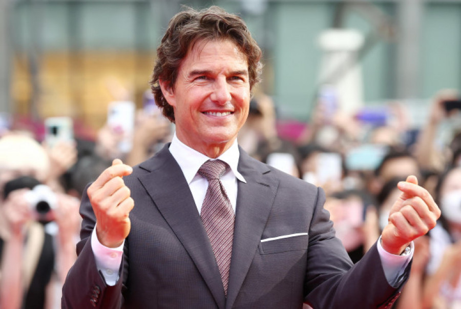 Tom Cruise cumple 60 años brindando por el éxito de "Top Gun: Maverick"
