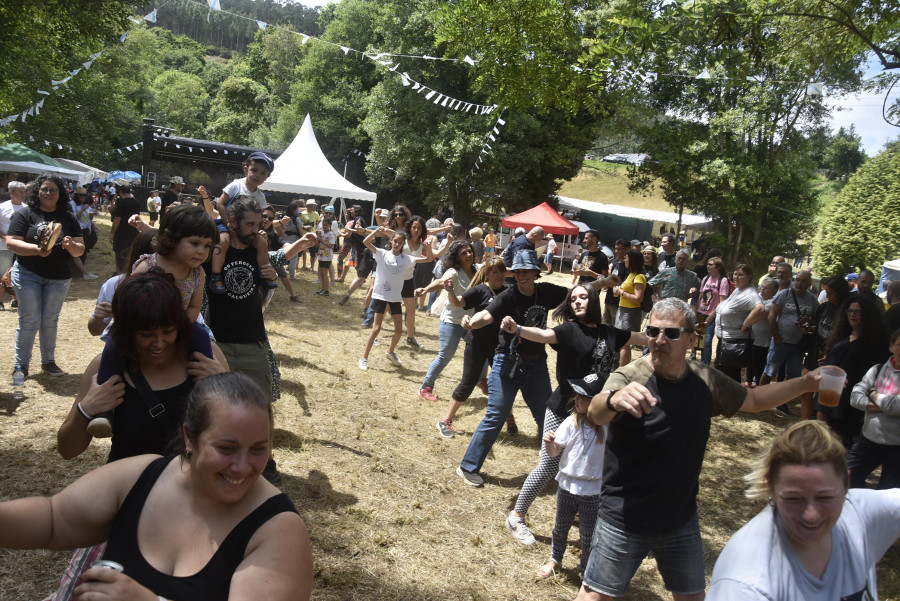 Música y juegos populares en el regreso del festival do Río Castro