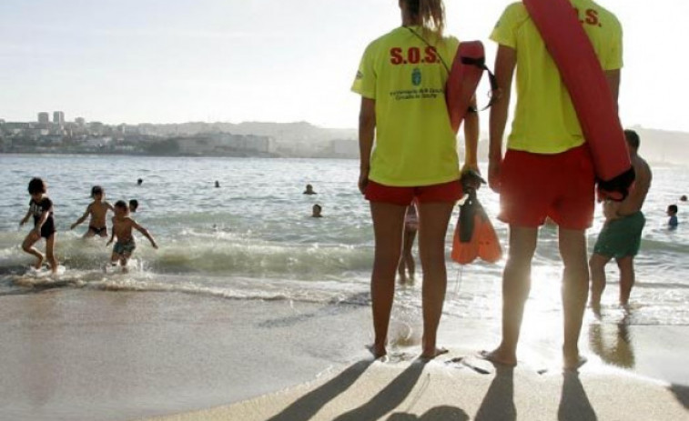 Los municipios gallegos alertan a la Xunta del déficit de socorristas, con falta de cobertura del 45% en playas