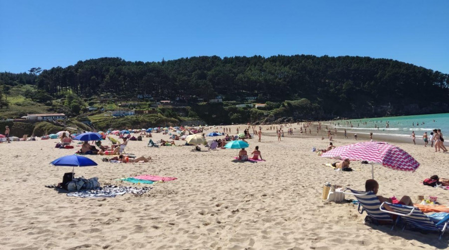 Lleno total en las playas en una jornada con más de treinta grados