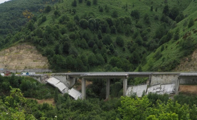 El Gobierno espera habilitar en agosto la alternativa al tráfico por Pedrafita afectado por el derrumbe en la A-6