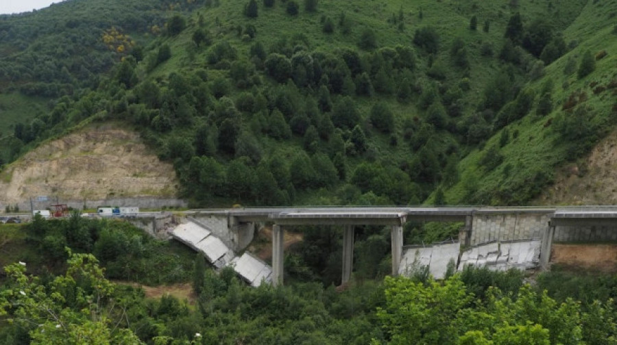 El Gobierno espera habilitar en agosto la alternativa al tráfico por Pedrafita afectado por el derrumbe en la A-6