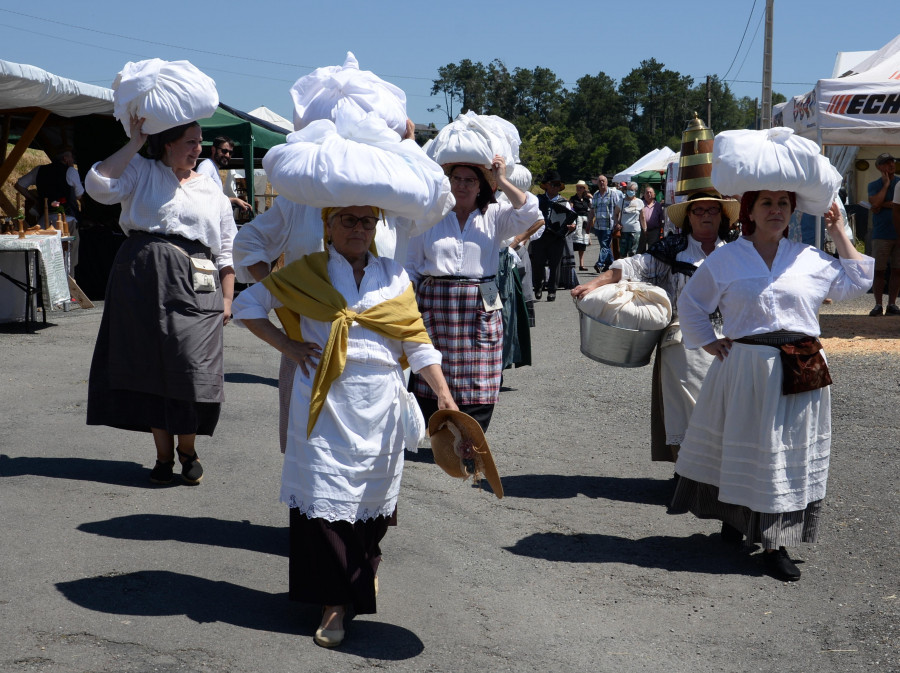 A Capela celebró ayer durante todo el día la novena edición de la feria etnográfica Etnoeume