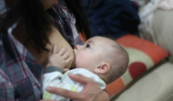 Pediatras piden más medidas para poder compatibilizar la lactancia materna y el trabajo