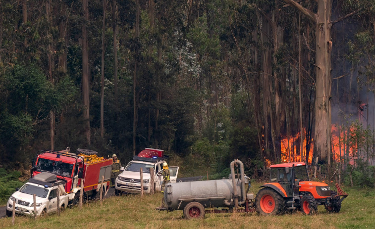 Extinguidos dos pequeños incendios forestales en los municipios de Narón y San Sadurniño