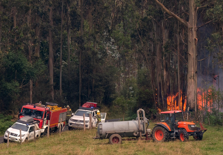 Extinguidos dos pequeños incendios forestales en los municipios de Narón y San Sadurniño