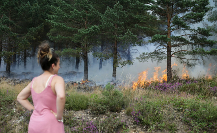 Los medios de extinción trabajan en doce incendios forestales en Galicia