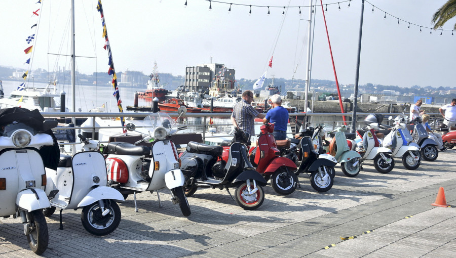 Las vespas toman las calles de Ferrol